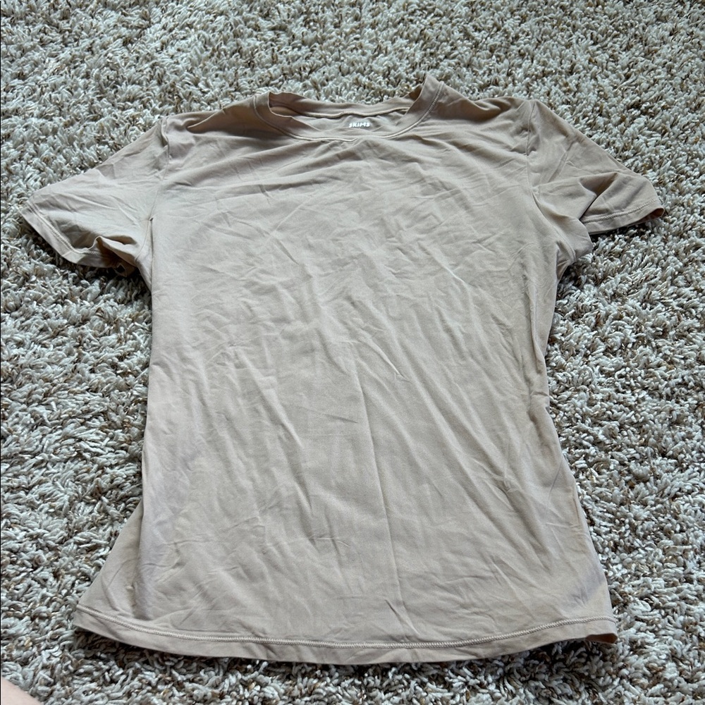 Skims Basic Crew Neck T-Shirt in Light Beige